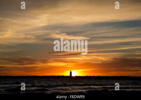 Est Manistique frangionde faro tramonto, Lakeview Park, Manistique, Michigan Foto Stock