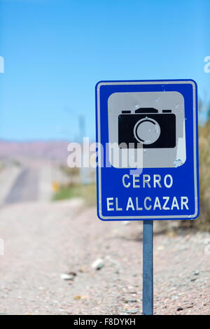 Foto strada con segno la pole e cielo blu a El Alcazar passare lungo la ruta 40 (percorso 40) in San Juan provincia. Argentina Foto Stock