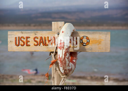 Salvagente e segno pericoloso nuotare, Lago di vento, Argentina Foto Stock