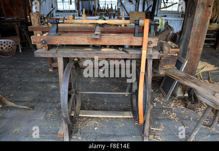 Manuale per la lavorazione del legno motorizzata tornio. Foto Stock