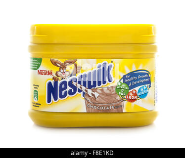 Cioccolato al latte nesquik polvere di bevanda.su sfondo bianco Foto Stock