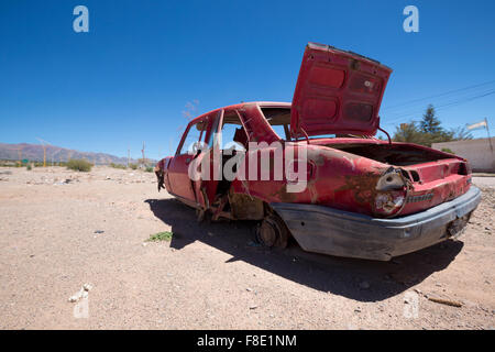 Rosso Abandonned vecchia auto Peugeot sulla Ruta 40, Argentina Foto Stock