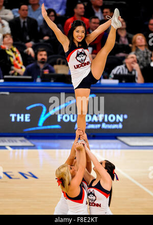 New York, Stati Uniti d'America. Il 9 dicembre, 2015. Il Huskies cheer squad intrattiene la folla durante il NCAA basketball match tra il Maryland Terrapins e il Connecticut Huskies a Madison Square Garden a New York il 8 dicembre 2015. Il Maryland ha vinto 76-66. Scott Serio/ESW/CSM/Alamy Live News Foto Stock