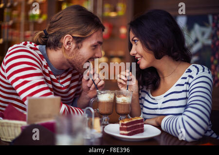 Carino coppia su una data presso il cafe Foto Stock