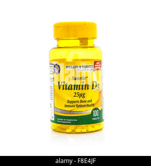 La vitamina D contenitore su sfondo bianco Foto Stock
