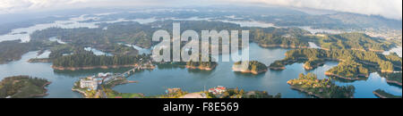 Panorama di laghi e isole in Guatape con la Piedra el Penol con colore blu cielo nuvoloso, vicino a Medellin, Colombia. Foto Stock