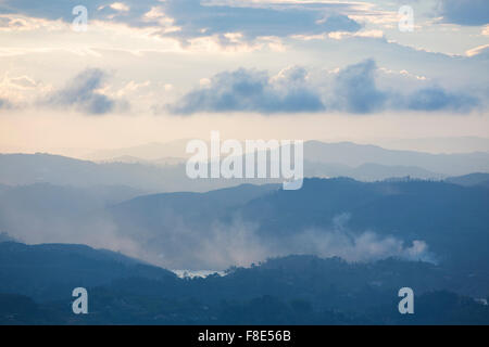 Il tramonto e le montagne in Guatape in Antioquia, Colombia Foto Stock