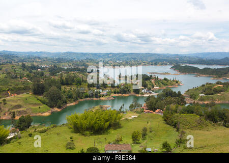 Panorama di laghi e isole in Guatape con la Piedra el Penol con colore blu cielo nuvoloso, vicino a Medellin, Colombia. Foto Stock