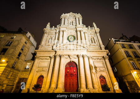 Paroisse Saint-Paul Saint-Louis di notte, a Parigi, Francia. Foto Stock