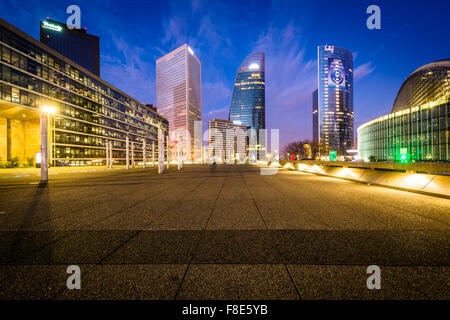 Grattacieli moderni a La Défense di notte, a Parigi, Francia. Foto Stock