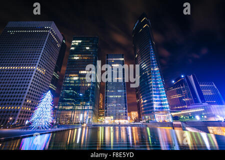 I moderni grattacieli e la piscina di notte a La Défense di Parigi, Francia. Foto Stock