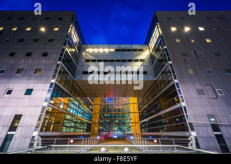 Edificio moderno di notte a La Défense di Parigi, Francia. Foto Stock