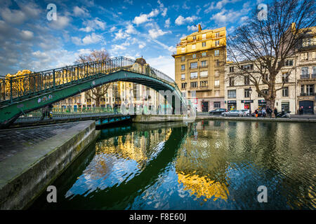 Edifici lungo e ponte sul Canal Saint-Martin, a Parigi, Francia. Foto Stock