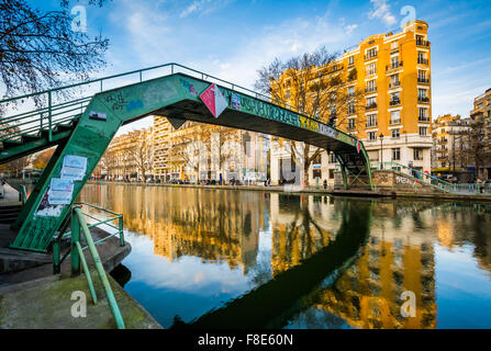 Edifici lungo e ponte sul Canal Saint-Martin, a Parigi, Francia. Foto Stock