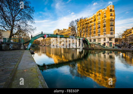 Edifici lungo e ponte sul Canal Saint-Martin, a Parigi, Francia. Foto Stock