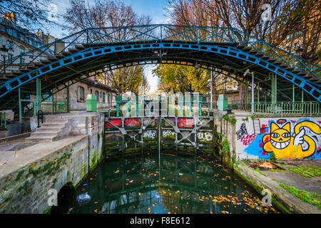 Ponte sul Canal Saint-Martin a Parigi, Francia. Foto Stock