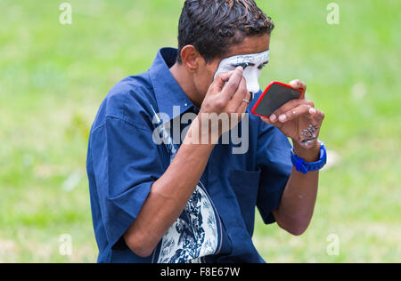 Clown ottenere pronto in un parco a Medellin, Colombia Foto Stock