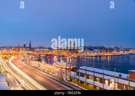 Stoccolma, Svezia - 26 gennaio 2013: notte paesaggio invernale. Lago Malaren e sentieri di semafori. Foto Stock