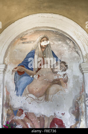 Un affresco raffigurante la Vergine Maria che tiene il Cristo morto. Foto Stock