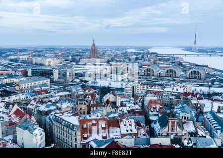 RIGA, Lettonia - 02 febbraio: generale inverno-tempo dopo il tramonto vista della città dall'alto. 2 milioni di turisti visitato Riga nel 2014. Foto Stock