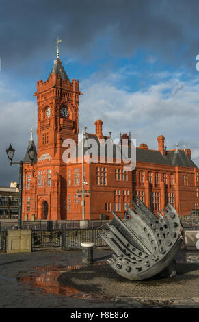 L'Edificio Pierhead nella Baia di Cardiff, Galles. Mostra anche il Merchant Seamen's Memorial in primo piano. Foto Stock