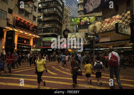 Vita vibrante della città con persone incidentali che hanno shopping а nel quartiere di Mongkok a Hong Kong. Foto Stock