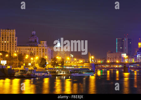 Vista di Mosca. Berezhkovskaya terrapieno nella notte estiva Foto Stock