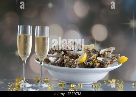 Ostriche fresche con vetro di champaigne Foto Stock