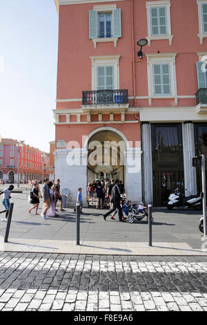 Scena di strada nel centro storico di Nizza, Francia Foto Stock