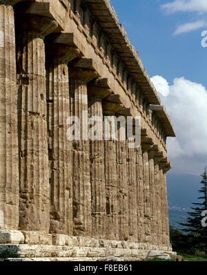 L'Italia. Paestum. Tempio dorico di Hera da circa 450 BC, precedentemente attribuiti erroneamente come il Tempio di Nettuno (Poseidon). A sud di Napoli. Patrimonio Mondiale dell'Unesco. Foto Stock