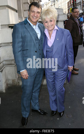 19 maggio 2015 - Londra, Inghilterra, Regno Unito - Barbara Windsor e marito Scott Mitchell che frequentano le stelle cadenti - book launch party hel Foto Stock