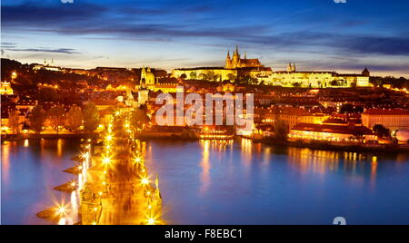 Charles Bridge, la Cattedrale di San Vito e il quartiere del Castello, Prague Old Town, Repubblica Ceca Foto Stock