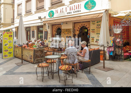 Malaga, Spain-August 31 2015: persone mangiare in un ristorante all'aperto. La maggior parte dei ristoranti di Malaga dispone di posti a sedere all'esterno. Foto Stock