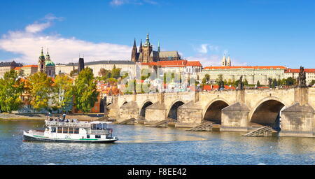 Il Ponte Carlo e il Castello di Praga in background, Prague Old Town, Repubblica Ceca, UNESCO Foto Stock