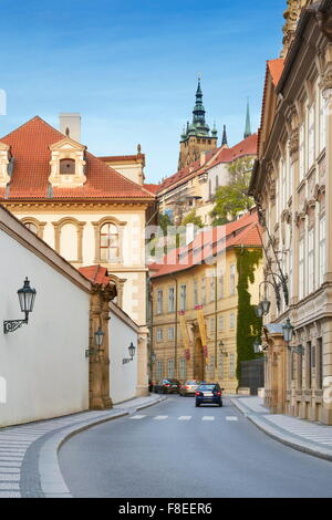 La strada per il castello di Hradcany, Praga, Europa Foto Stock