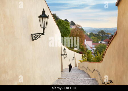 La strada per il castello di Hradcany, Praga, Europa Foto Stock