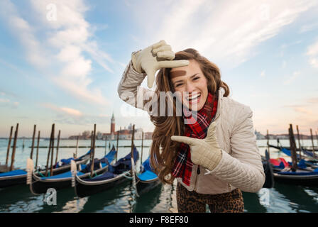 Tramonto porta alla vita irresistibile magia di Venezia - le uniche città italiane. Felice giovane donna traveler in piedi sul terrapieno Foto Stock