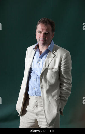 Un ritratto di Niall Ferguson in Charlotte Square Gardens durante l'Edinburgh International Book Festival. Foto Stock