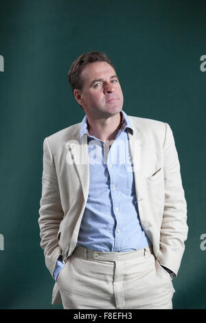 Un ritratto di Niall Ferguson in Charlotte Square Gardens durante l'Edinburgh International Book Festival. Foto Stock