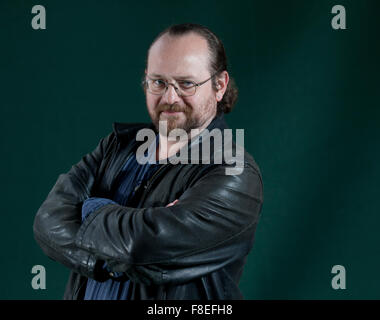 Un ritratto di Stuart MacBride in Charlotte Square Gardens durante l'Edinburgh International Book Festival. Foto Stock