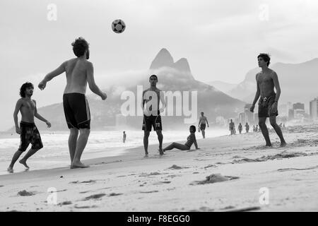 RIO DE JANEIRO, Brasile - 1 Aprile 2014: Gruppo del brasiliano gli uomini e le donne svolgono keepy uppy calcio sulla spiaggia di Ipanema Beach. Foto Stock