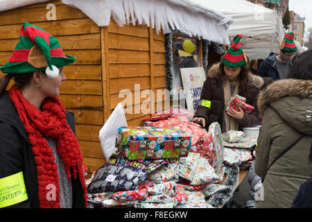 Santa Grotta presso il St John's Wood mercatino di Natale Foto Stock