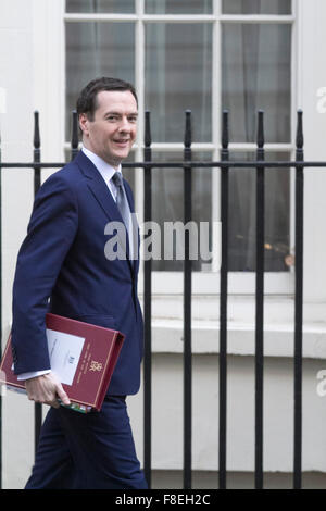 Westminster London, Regno Unito. Il 9 dicembre 2015. Il cancelliere George Osborne lascia Downing Street per il settimanale PMQ per rispondere alle domande a nome del governo Credito: amer ghazzal/Alamy Live News Foto Stock