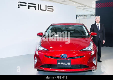 Tokyo, Giappone. Il 9 dicembre, 2015. (L a R) Toyota il vice presidente esecutivo Mitsuhisa Kato pone per le fotocamere con la nuova quarta generazione Prius durante un evento di lancio a Toyota di vetrina della città il 9 dicembre 2015 a Tokyo, in Giappone. Il veicolo ibrido è il primo modello ad incorporare la Toyota nuova architettura globale (Tonga) contribuendo a conseguire un risparmio di carburante fino a 40,8 km/l. Il top della gamma modelli includono la Toyota il senso di sicurezza P una tecnologia che consente di rilevare i pericoli. Credito: Aflo Co. Ltd./Alamy Live News Foto Stock