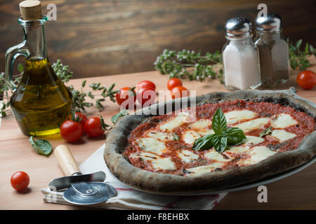 Pizza al carbone vegetale attivo vista dall'alto Foto Stock