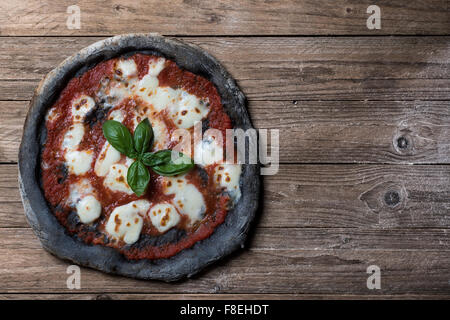 Pizza al carbone vegetale attivo vista dall'alto Foto Stock