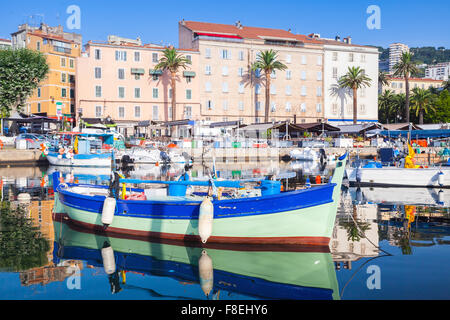 Piccolo di legno colorate barche da pesca ormeggiate nel porto vecchio di Ajaccio, Corsica, Francia Foto Stock