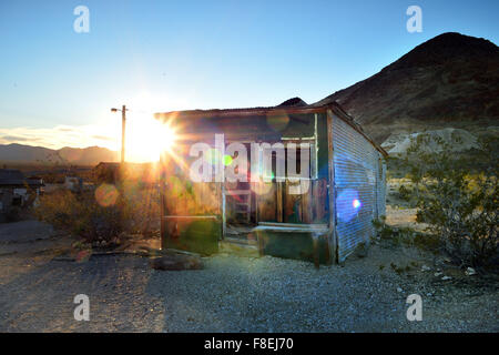 Capannone abbandonato a riolite città fantasma nella contea di Nye, Nevada Foto Stock