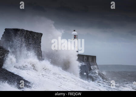 Mari selvatici come una tempesta batte la costa di Porthcawl nel Galles del Sud. Foto Stock