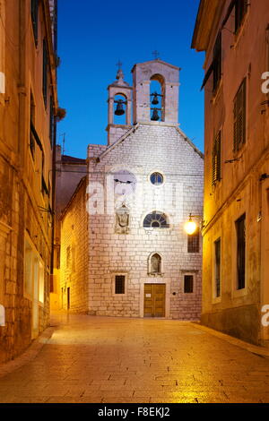 Sibenik, Croazia - Old town street con la Chiesa di Santa Barbara Foto Stock